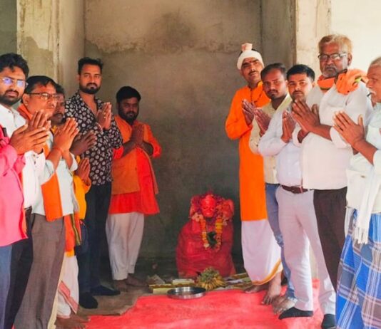 इटवा में हनुमान जयंती धूमधाम से मनाई:मुड़िला शिवदत्त मंदिर में हियुवा ने किया हनुमान चालीसा पाठ