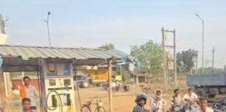 श्रावस्ती में पेट्रोल-डीजल के लिए पंपों पर लाइन:मांग बढ़ने से लगी लंबी कतारें, बाइक टंकी लेकर पेट्रोल लेने पहुंचा शख्स लोग हैरान