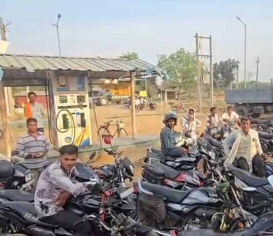 श्रावस्ती में पेट्रोल-डीजल के लिए पंपों पर लाइन:मांग बढ़ने से लगी लंबी कतारें, बाइक टंकी लेकर पेट्रोल लेने पहुंचा शख्स लोग हैरान