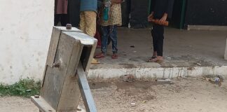 कंपोजिट विद्यालय में 241 बच्चे प्यासे, हैंडपंप खराब:पेयजल संकट गहराया, बाहर से मंगाना पड़ रहा पानी