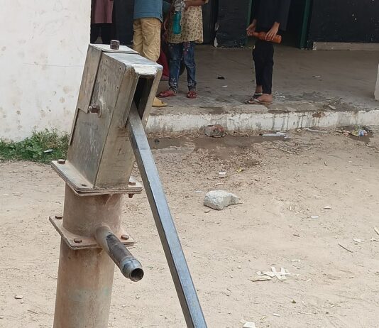 कंपोजिट विद्यालय में 241 बच्चे प्यासे, हैंडपंप खराब:पेयजल संकट गहराया, बाहर से मंगाना पड़ रहा पानी