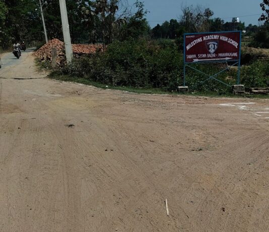 सिसवा-खड्डा मार्ग पर गहरे गड्ढे:ग्रामीणों और छात्रों को आवागमन में होती है परेशानी