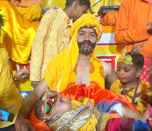 सिसवा में श्रीकृष्ण जन्मोत्सव, नंदोत्सव लीला का वर्णन:कथावाचक ने श्रीकृष्ण जन्मोत्सव, वामन अवतार और समुद्र मंथन का सुनाया प्रसंग