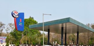 निचलौल में पेट्रोल पंपों पर भीड़, घंटों इंतजार:ईंधन आपूर्ति में कमी की आशंका से बढ़ी मांग