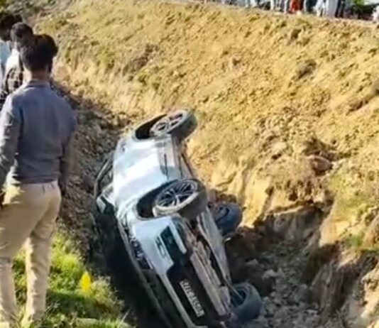 सिद्धार्थनगर के तेलौरा में कार खाई में गिरी:चूटी पुल के पास हुआ हादसा, भाजपा नेता राजेंद्र पांडे सुरक्षित