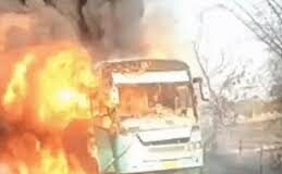 चलती यात्री बस में लगी भीषण आग, सभी यात्री सुरक्षित बचाए गए, सामान जलकर खाक