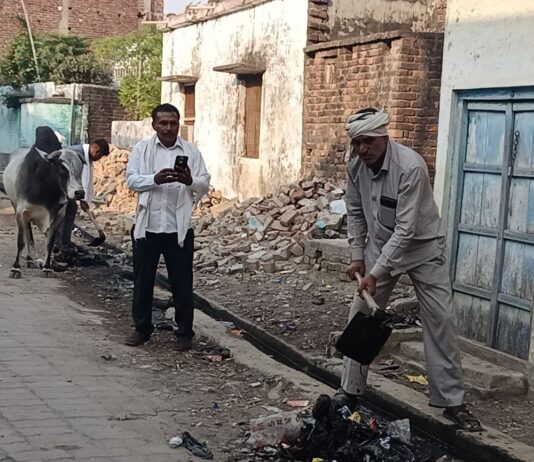 संचारी रोगों से बचाव को जमुनहा ब्लॉक में अभियान:महादेवा ग्राम पंचायत में नालियों की सफाई, जलभराव रोका गया