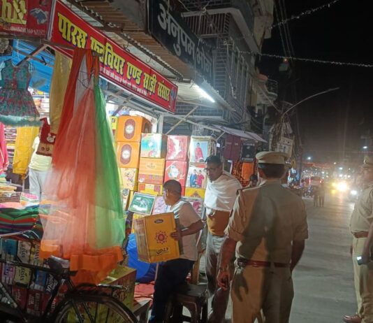 श्रावस्ती में अतिक्रमण हटाओ अभियान चला:गिरंट बाजार में पुलिस ने सड़क किनारे के अवैध कब्जे हटाए