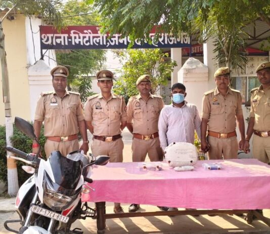 भिटौली में तस्कर गिरफ्तार:गांजा, तमंचा और कारतूस बरामद; बाइक भी किया जब्त