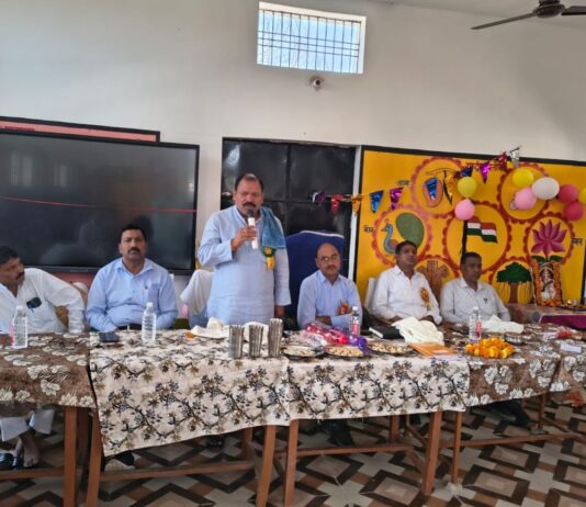 मुंडेरवा प्राथमिक विद्यालय में वार्षिकोत्सव आयोजित:मुख्य अतिथि ने बच्चों के उज्जवल भविष्य की कामना की