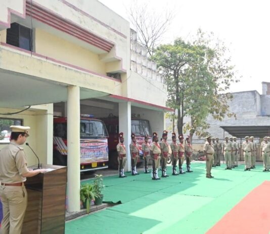 महराजगंज में अग्निशमन सेवा स्मृति दिवस पर शहीदों को श्रद्धांजलि:जागरूकता रैली निकाली गई, एसपी ने हरी झंडी दिखाई