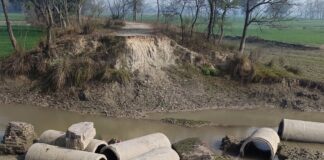 लक्ष्मणपुर-सेमरहनिया मार्ग की बदहाली पर फूटा गुस्सा:2014 की बाढ़ से क्षतिग्रस्त, ग्रामीण आज भी मरम्मत का इंतजार में