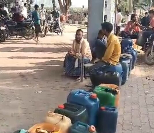 श्रावस्ती में डीजल संकट, पंपों पर लंबी कतारें:गेहूं की मड़ाई के बीच किसानों की परेशानी बढ़ी