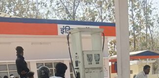 खेसरहा में पेट्रोल संकट गहराया:पंपों पर लंबी कतारें, कई जगहों पर तेल खत्म होने से लोग परेशान