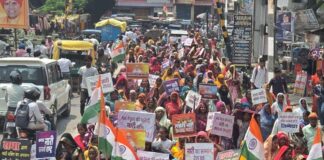 सिद्धार्थनगर में महिला आरक्षण को लेकर जनसैलाब उमड़ा:हजारों महिलाओं ने पूतना दहन कर विरोध जताया, बोली- 33% आरक्षण लागू करो