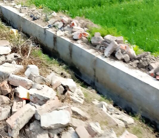 फरेंदा के पूर्वी में साल भर में टूटा नाला:ग्रामीणों को आवागमन में परेशानी, प्रधान ने दिया पुनर्निर्माण का आश्वासन