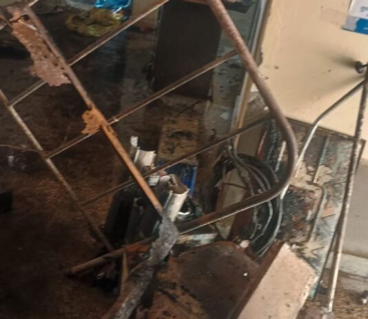 महराजगंज में प्राथमिक स्वास्थ्य केंद्र में लगी आग:महदेव दुबे में लाखों का सामान जला