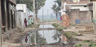 आजादी के 76 साल बाद भी कीचड़ में भविष्य:स्कूल जाने के लिए बच्चे उतार रहे कपड़े, हाथ में ड्रेस लेकर पार कर रहे जलभराव