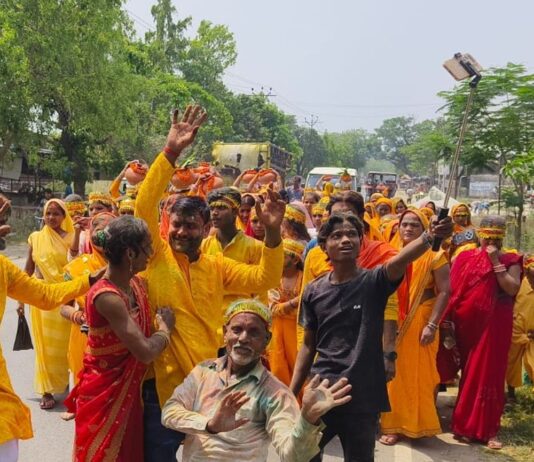 पकड़ी में श्रीमद्भागवत कथा से पहले निकली कलश यात्रा:डीजे की धुन पर धार्मिक गीतों से भक्तिमय हुआ वातावरण