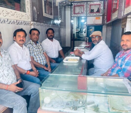 प्रतिनिधिमंडल ने पीड़ित परिवार से की मुलाकात:बहराइच के मोतीपुर में व्यापारी से रंगदारी पर पुलिस से कार्रवाई का आश्वासन
