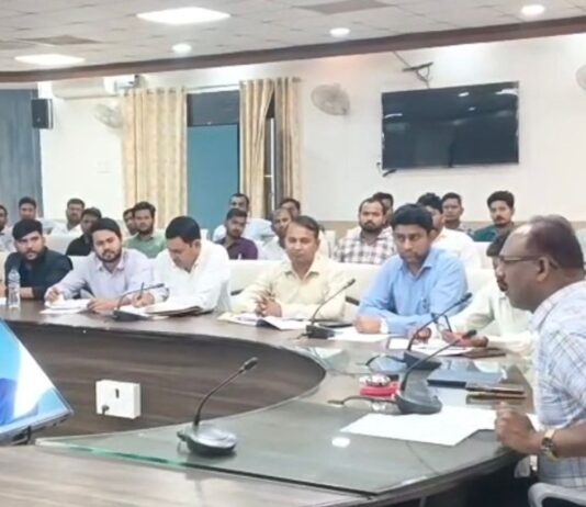 मनरेगा के अपूर्ण कार्य शीघ्र पूरे करने के निर्देश:महराजगंज में जिलाधिकारी ने समीक्षा बैठक में दिए निर्देश