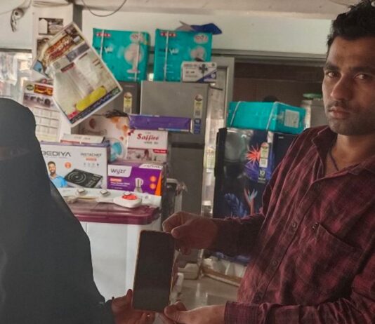 दुकानदार ने लौटाया खोया एंड्रॉयड फोन:बीरगंज बाजार में मिला था, महिला को सुरक्षित वापस किया