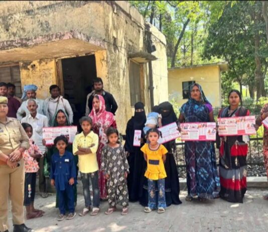 श्रावस्ती पुलिस ने महिला सशक्तिकरण अभियान चलाया:स्कूलों, गांवों में महिलाओं को सुरक्षा और अधिकारों की जानकारी