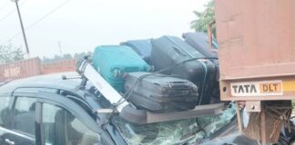 सिद्धार्थनगर में ट्रेलर ले टकराई तेज रफ्तार कार:लखनऊ से नेपाल जा रहे कई लोग गंभीर रुप से घायल, स्थिति गंभीर