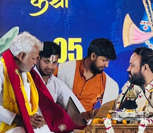 जिला पंचायत अध्यक्ष श्रीमद्भागवत कथा में हुए शामिल:बस्ती के धमौरा गांव में आयोजित कार्यक्रम में पहुंचे भाजपा नेता