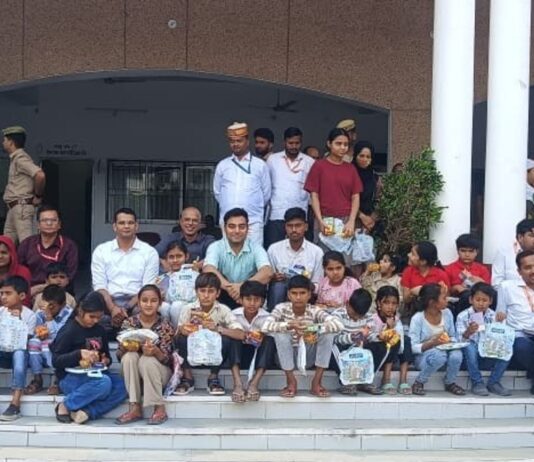 बलरामपुर में 140 अधिकारियों ने गोद लिए जरूरतमंद बच्चे:मुख्यमंत्री बाल सेवा योजना के तहत उठाया संरक्षण का बीड़ा