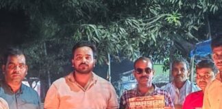 पकड़ी विशनपुर चौराहे पर शहीदों को श्रद्धांजलि:मोमबत्तियां जलाकर किया नमन, दो मिनट का रखा मौन