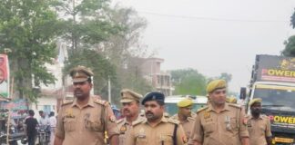 शोहरतगढ़ में सीओ ने पुलिस के साथ किया फ्लैग मार्च:कानून-व्यवस्था मजबूत रखने के लिए सुरक्षा व्यवस्था का लिया जायजा