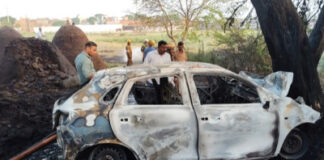 बाइक को बचाने में पेड़ से टकराई कार, जिंदा जला चालक, बाइक सवार की भी मौत