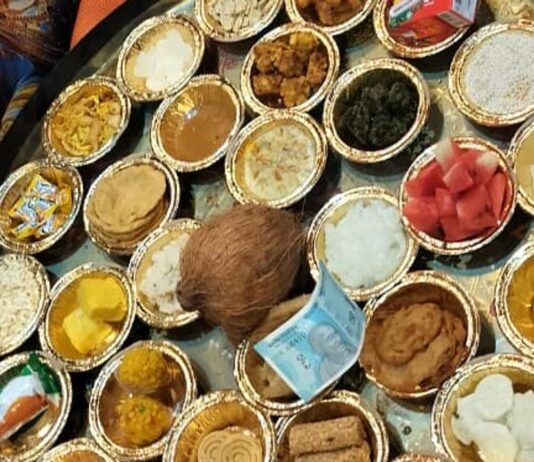 बस्ती में श्रीमद्भागवत कथा में गोवर्धन पूजा:कप्तानगंज के पैदा गांव में छप्पन भोग अर्पित, उमड़ी भक्तों की भीड़