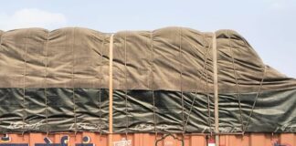 सोनौली सीमा पर ओवरलोड ट्रकों की भरमार:यातायात बाधित, सड़कें क्षतिग्रस्त; एआरटीओ ने कार्रवाई का आश्वासन दिया