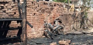 खेसरहा में आग का कहर से दो घर जले:एक भैंस की जलकर मौत, बाइक-साइकिल राख; ग्रामीणों ने मशक्कत कर अन्य घरों को बचाया