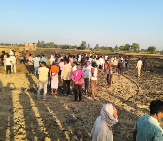 कप्तानगंज में कंबाइन मशीन से लगी आग:80 बीघा गेहूं की फसल राख, 21 किसान प्रभावित