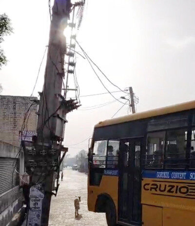 फतेहाबाद : बिजली ट्रांसफार्मर से टकराई स्कूल बस, बाल-बाल बची 45 बच्चों की जान