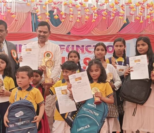 फरेन्दा के स्कूल में वार्षिकोत्सव:सिविल जज ने किया प्रतिभा सम्मान समारोह का शुभारंभ