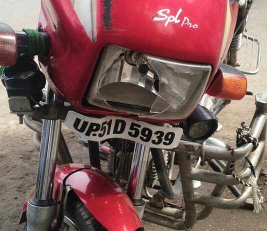 खड़सरी चौराहे पर दो बाइकों की आमने-सामने टक्कर:स्कूटी चालक, बच्ची समेत तीन घायल; प्राथमिक उपचार के लिए अस्पताल भेजा