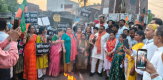 भाजपा महिला मोर्चा का विरोध प्रदर्शन, राहुल गांधी और अखिलेश यादव का पुतला फूंका