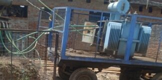 नासिरगंज में नालियां जाम:बिजली ट्रांसफार्मर के पास कचरा, निवासियों ने प्रशासन से की सफाई की अपील