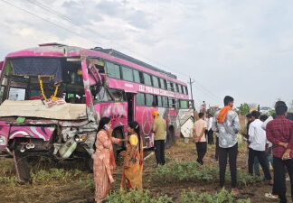 यात्री बस ने ट्रक को मारी जोरदार टक्कर, 15 से अधिक यात्री घायल, पांच गंभीर