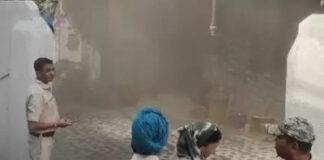 प्लास्टिक-पटाखा गोदाम में भीषण आग, धमाकों से दहला इलाका, काबू पाने की जद्दोजहद