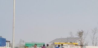 गिलौला पेट्रोल पंप पर लगी भीड़:घंटों इंतजार के बाद भी तेल वितरण शुरू नहीं