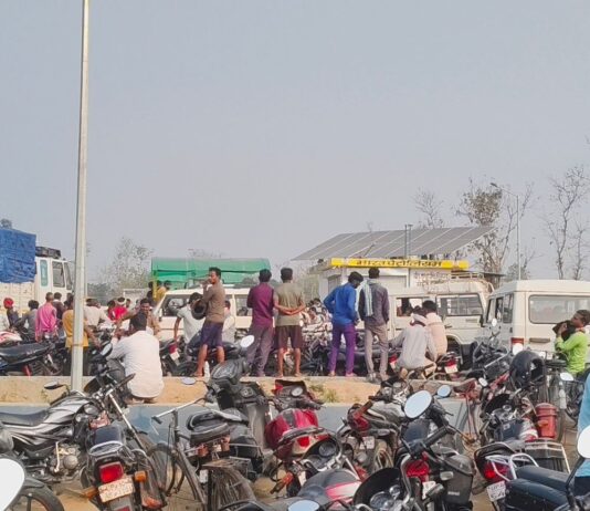 गिलौला पेट्रोल पंप पर लगी भीड़:घंटों इंतजार के बाद भी तेल वितरण शुरू नहीं