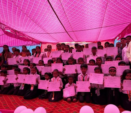 निचलौल के स्कूल में मेधावी छात्र सम्मानित:रिजल्ट डे पर मेडल व प्रशस्ति पत्र दिए गए