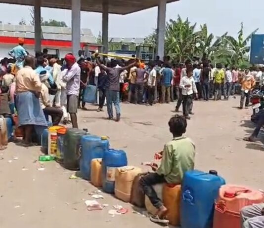 बहराइच में डीजल संकट, पंपों पर लंबी कतारें:किसान परेशान, प्रशासन ने संभाली व्यवस्था