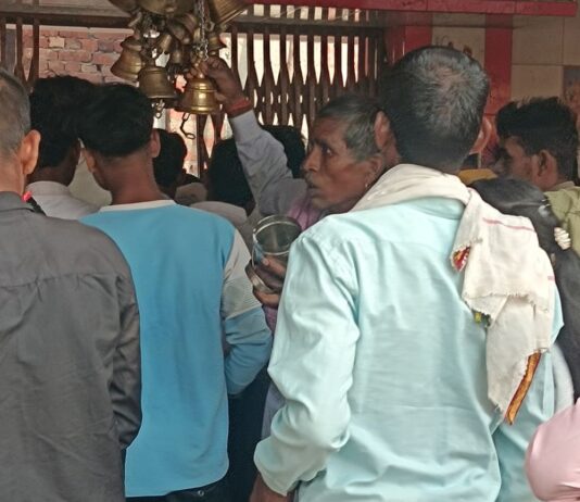 बैसाखी अमावस्या पर हजारों श्रद्धालुओं ने किया जलाभिषेक:मंदिर निर्माण के कारण गेट पर चढ़ाया जल, 50 पुलिसकर्मी तैनात