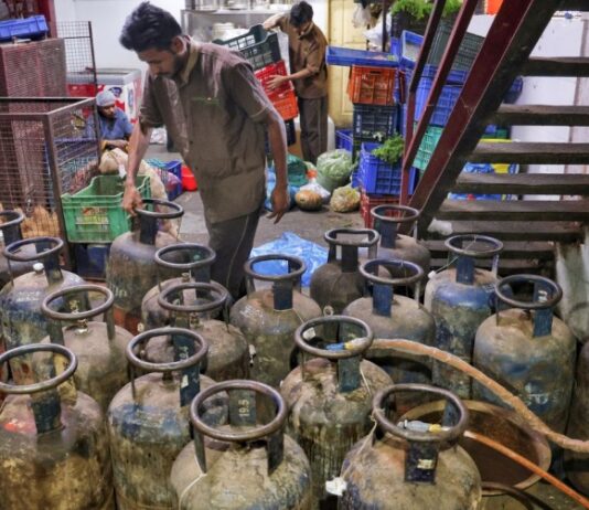 देशभर में बढ़ीं कमर्शियल सिलेंडर की कीमतें, दिल्ली में 195.50 रुपये का इजाफा